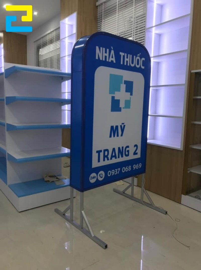 Làm bảng hiệu hộp đèn đứng cho nhà thuốc.