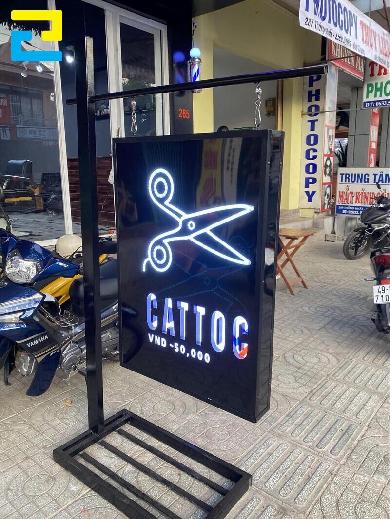 Làm bảng hiệu hộp đèn đứng đẹp cho tiệm cắt tóc.