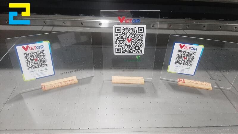 Bảng quét mã qr được làm bằng chất liệu mica in UV.