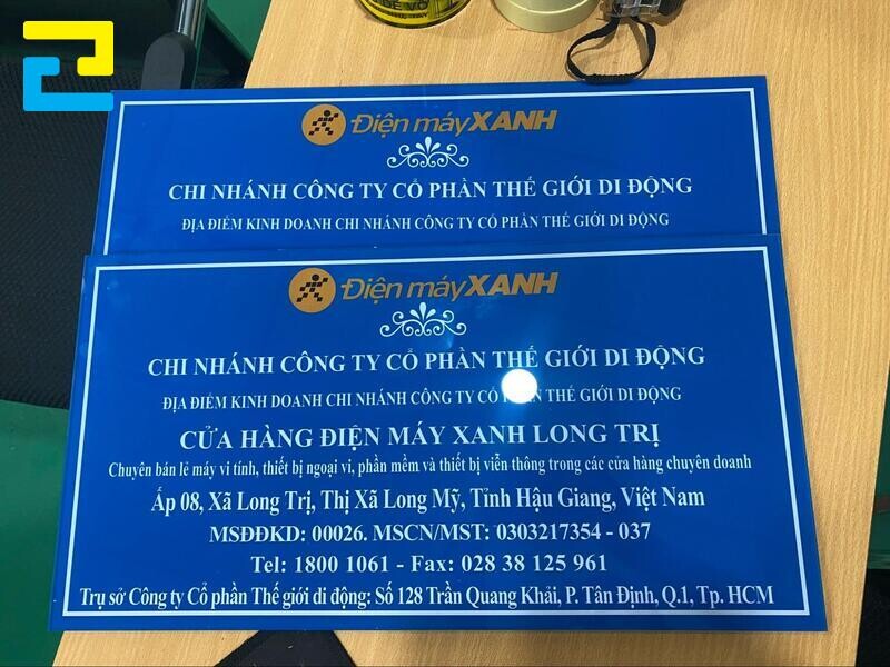 Biển tên công ty mica điện máy Xanh.