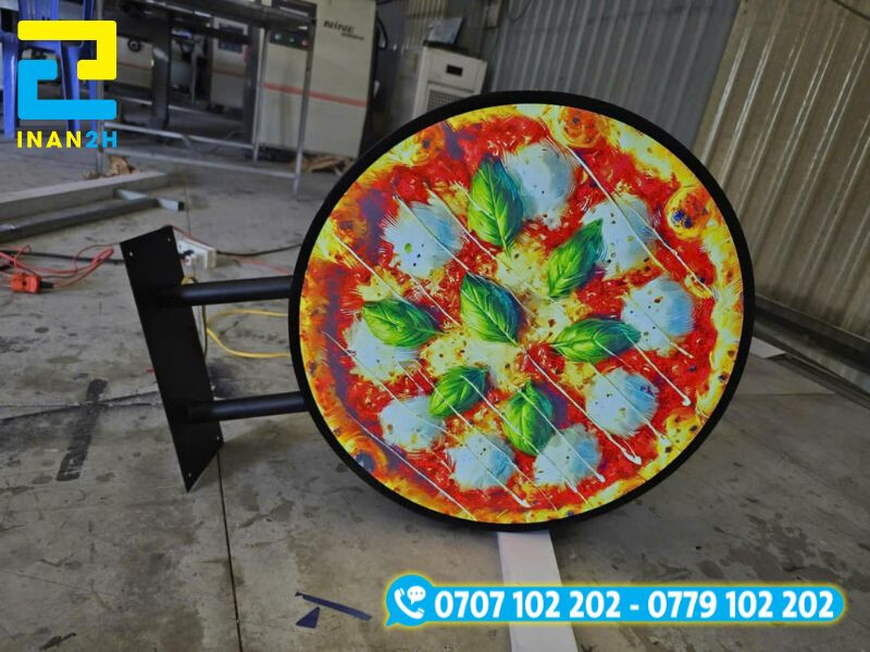 Hình ảnh in trên bảng hộp đèn mặt mica sắc nét, dễ thay đổi nội dung