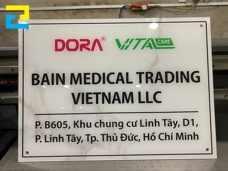 Biển tên công ty mica được in UV chất lượng.