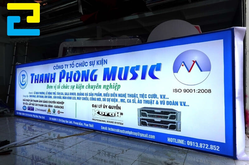 Bảng hiệu hộp đèn Hiflex dài một mặt.