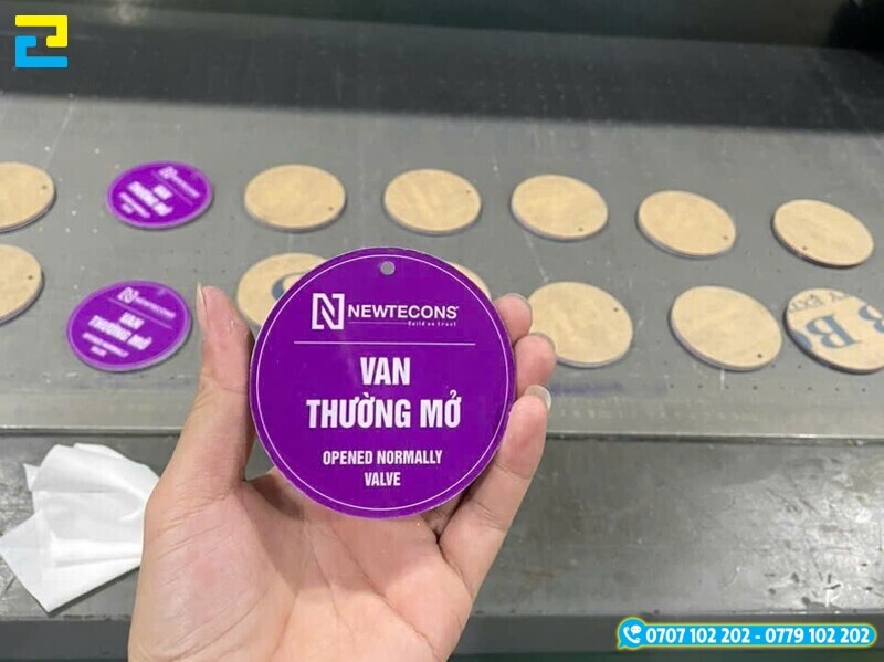 In Uv Moc Khoa Qua Tang In Logo