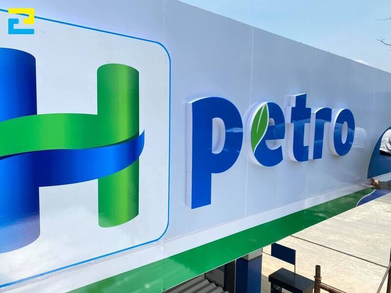 Chất liệu mica làm logo bảng hiệu.