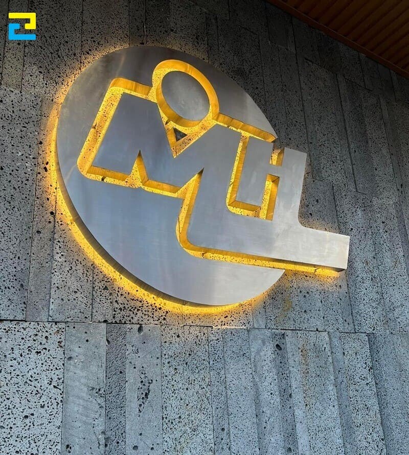 Làm logo bảng hiệu chất liệu inox đẹp và sang trọng.