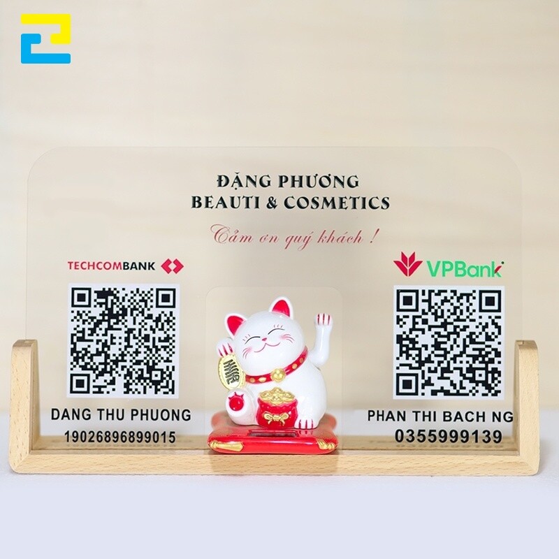 Bảng quét mã QR mèo thần tài được làm từ vật liệu mica.