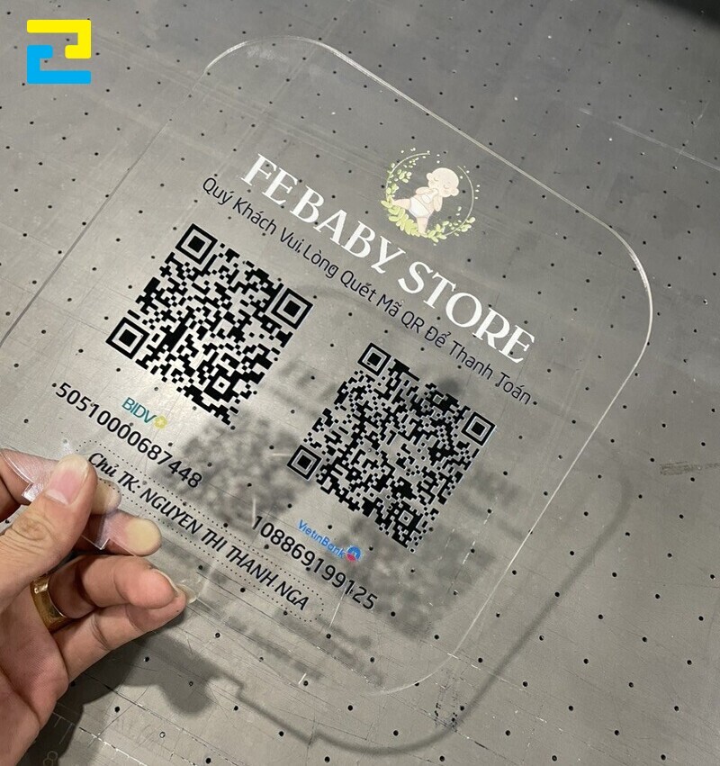 Bảng quét mã QR được in UV trực tiếp trên mica trong.