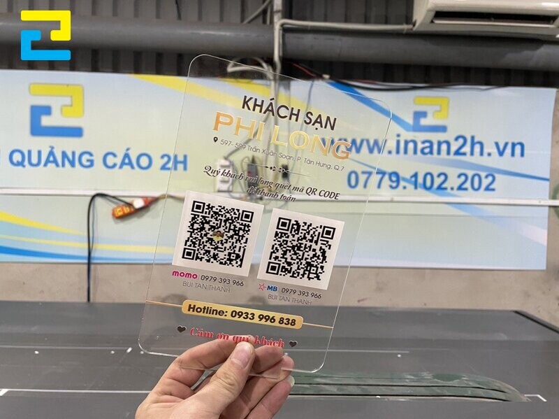 Bảng quét mã QR khách sạn chất liệu mica trong.