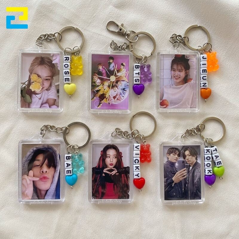 Mẫu móc khóa acrylic in hình các idol Kpop.