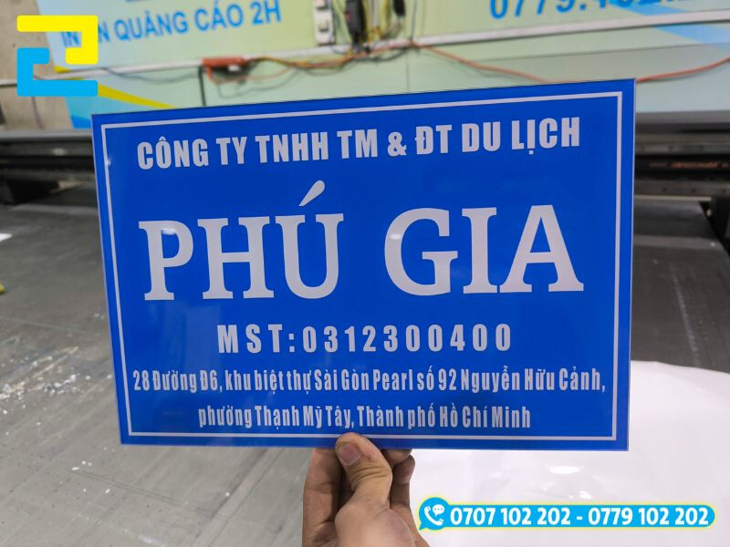In uv lên chất liệu mica làm biển hiệu công ty