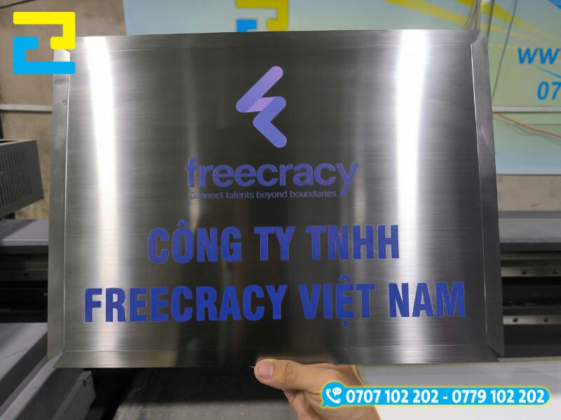 In uv lên chất liệu inox làm bảng tên công ty