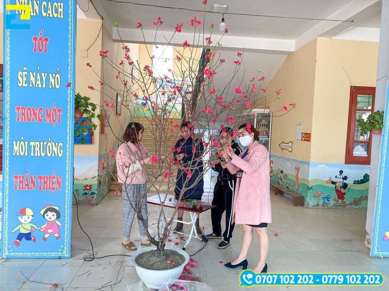 Trang Tri Tet Lop Hoc Bang Canh Hoa 1