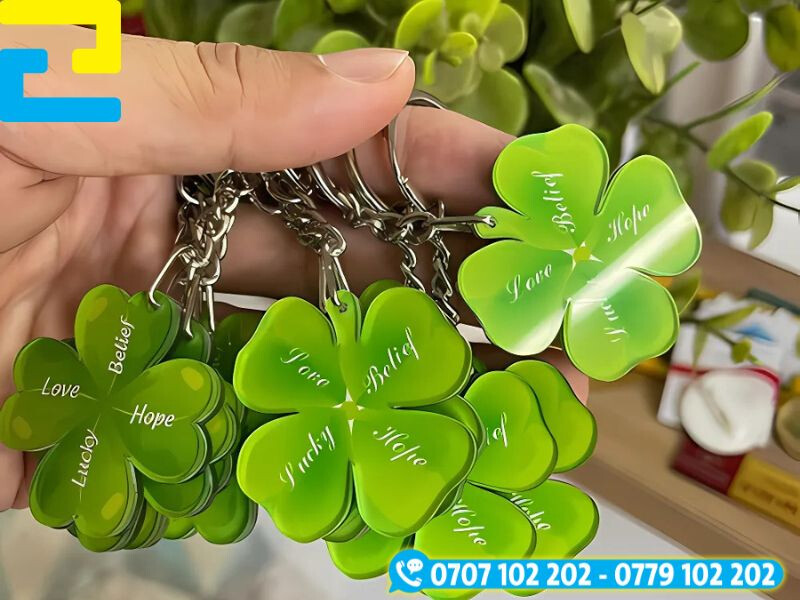Mẫu móc khóa mica in hình cỏ 4 lá đẹp lá