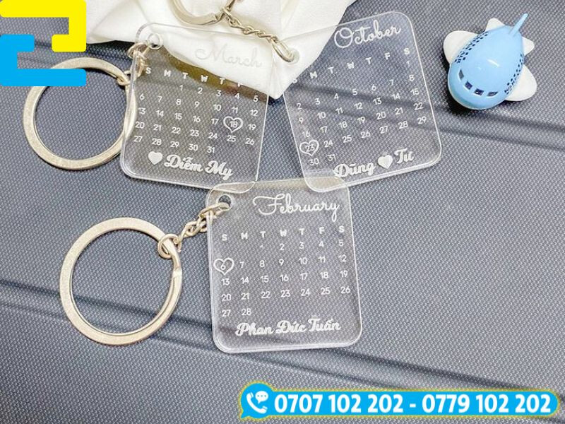 Móc khóa mica khắc laser