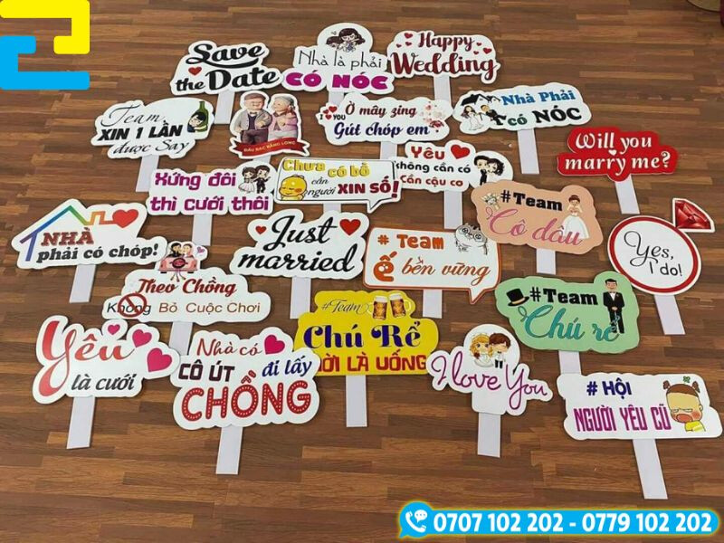 In hashtag cầm tay trong đám cưới cán format tạo độ cứng 