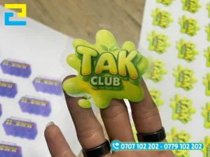 In UV decal trong làm tem nhãn được cắt bế theo yêu cầu