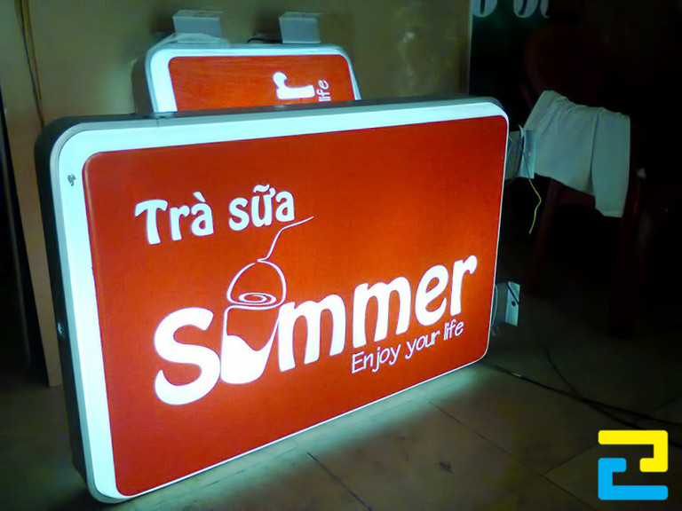 In UV Decal trong chữ trắng dán hộp đèn quảng cáo