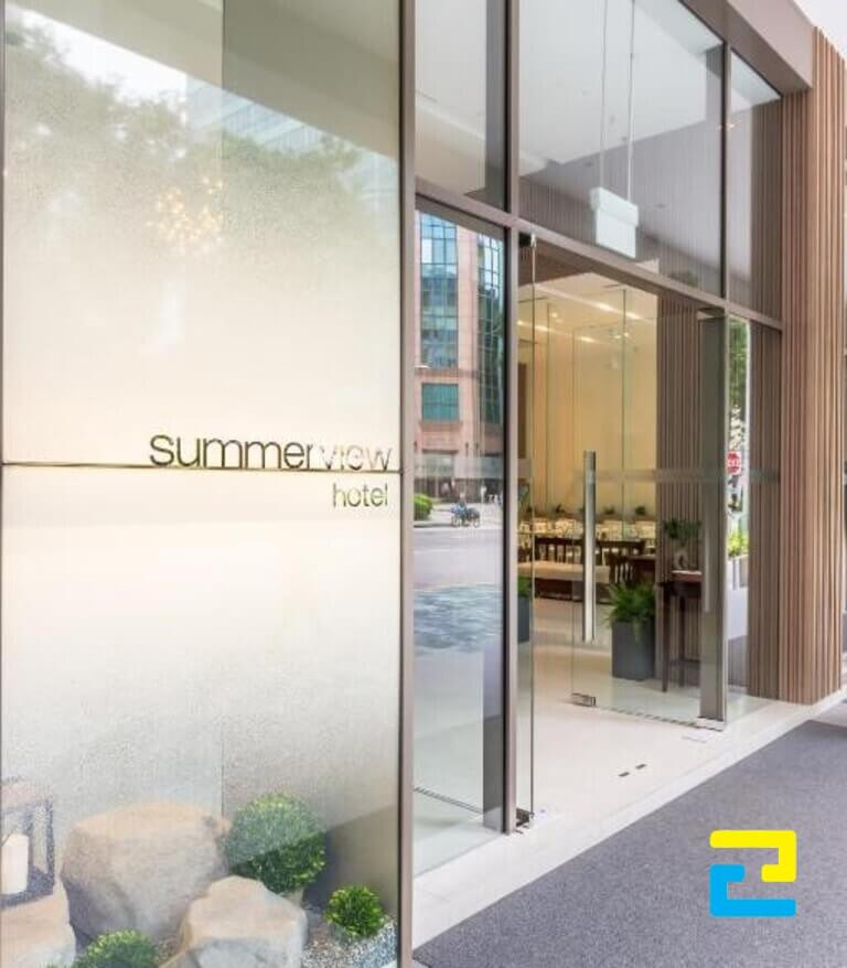 Decal mo tai khach san