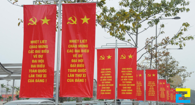 Băng rôn tuyên truyền đại hội đại biểu toàn quốc được treo trên đường
