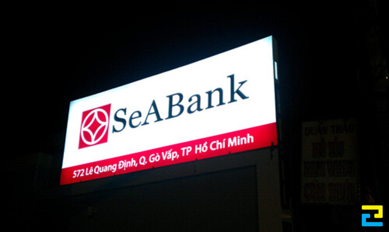 Bảng hiệu hộp đèn Hiflex được trang bị phần đèn bên trong nên cho độ hiển thị tốt ngay cả trong ban đêm