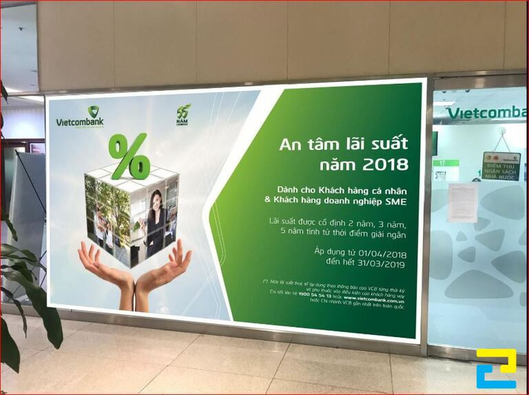 Mẫu bảng dịch vụ tiết kiệm tại được đặt trong ngân hàng có gia công thêm khung sắt