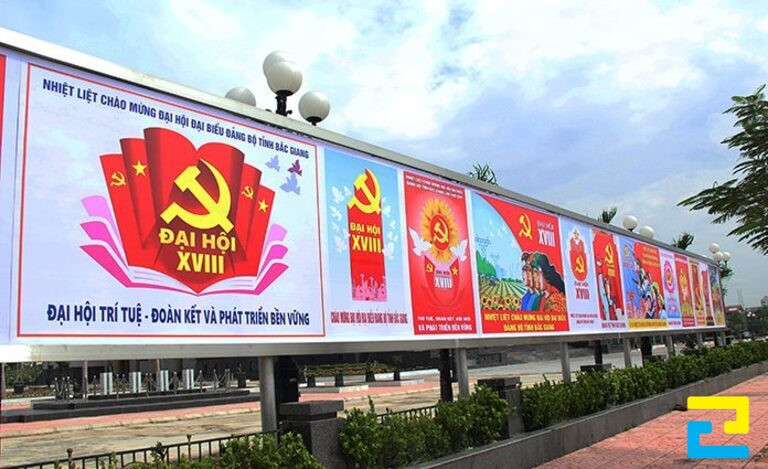 Băng rôn tuyên truyền về Đại hội được đặt dọc trên đường với màu sắc tươi sáng