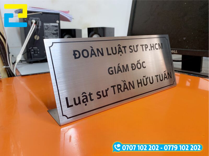 Bảng chức danh inox trắng xước in uv