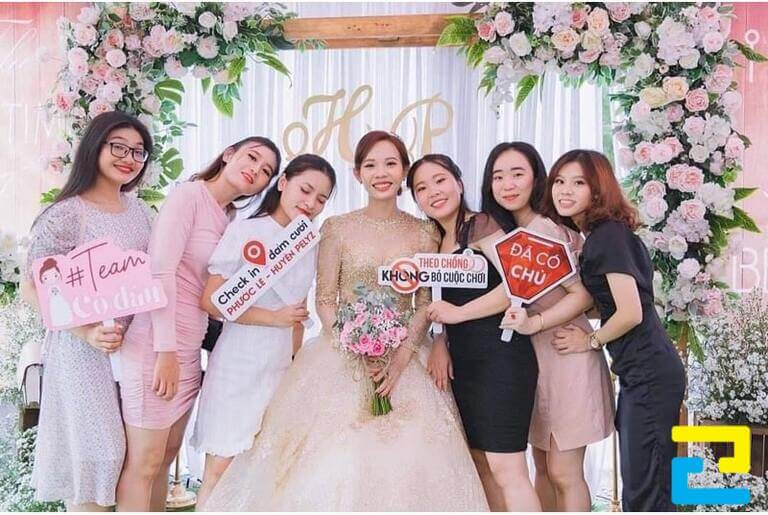 In Hashtag cầm tay cưới rất phổ biến trong đám cưới giới trẻ hiện nay