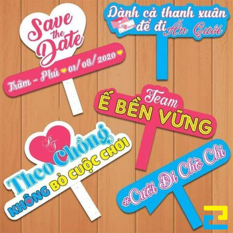 Mẫu Hashtag cầm tay đám cưới hài hước dạng cụm chữ