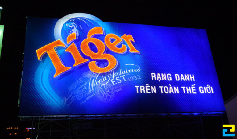 Mẫu biển quảng cáo in bạt khổ lớn ngoài trời thường được đặt ở vị trí trung tâm thành phổ để thu hút ánh nhìn người đi đường