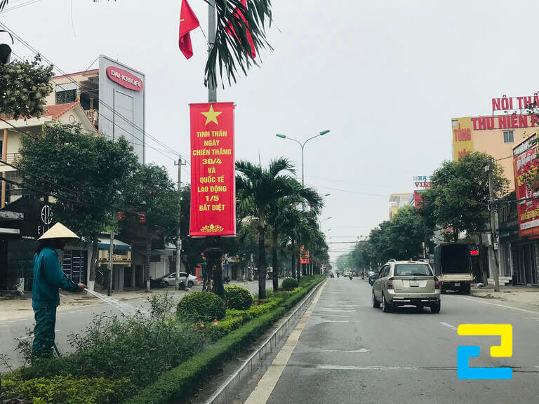 Bang ron treo tren dai phan cach