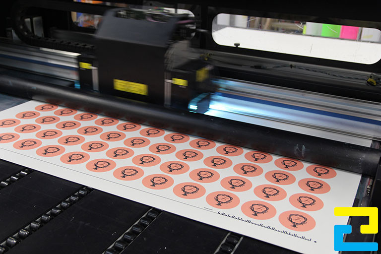 Mực in UV không thể khô một cách tự nhiên, vì mực không có dung môi như những loại mực thông thường khác