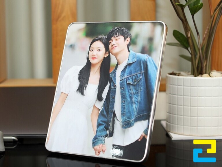 Sử dụng ảnh in mica giúp trang trí cho không gian thêm sinh động hơn