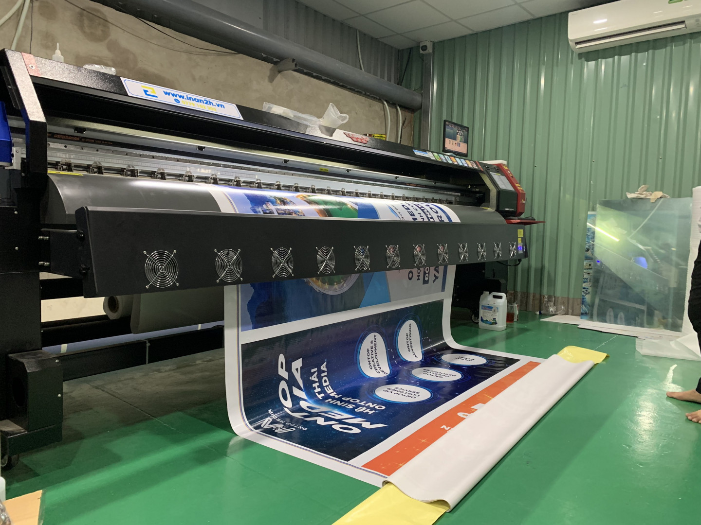 Máy in backdrop khổ lớn tại xưởng in của Công Ty In Ấn Quảng Cáo 2H
