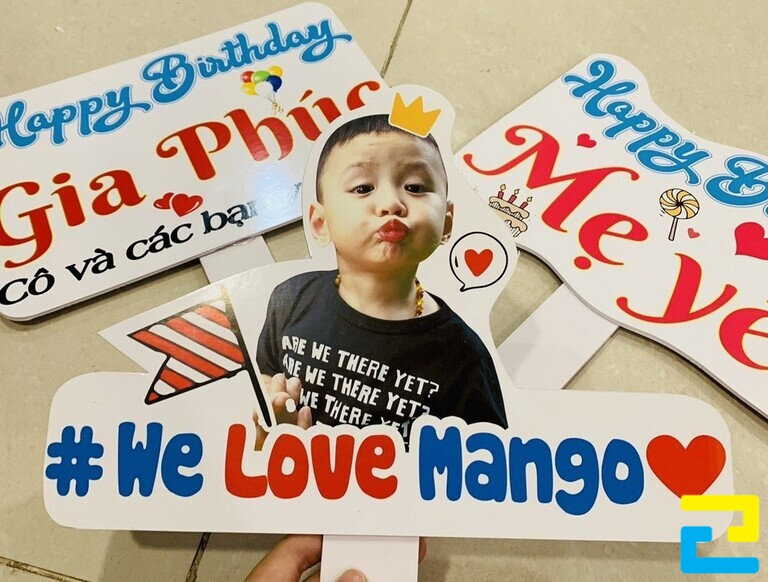 Mẫu Hashtag mừng sinh nhật ghi chữ kết hợp in hình em bé