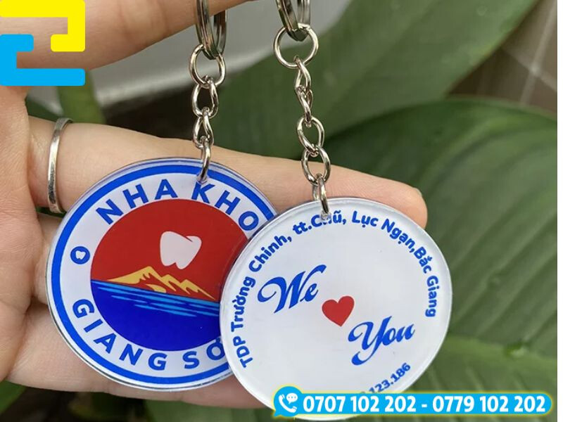Móc khóa mica in bằng công nghệ UV