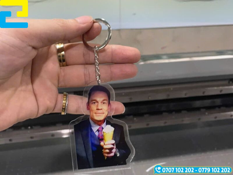 Móc khoá in hình người bằng công nghệ uv