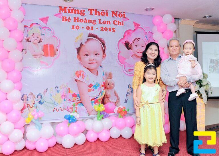 Mẫu phông bạt mừng thôi nôi in hình em bé
