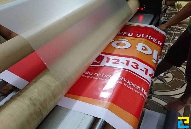 PP sau khi được in ra sẽ được phủ thêm một lớp Decal tăng thêm độ bền cho bảng hiệu, băng rôn 