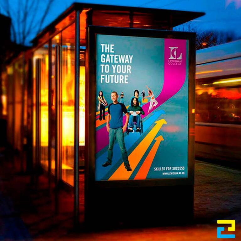 Mẫu bảng hiệu quảng cáo có màu sắc tươi sáng, hiển thị rõ thông điệp truyền tải trong cả điều kiện thiếu sáng