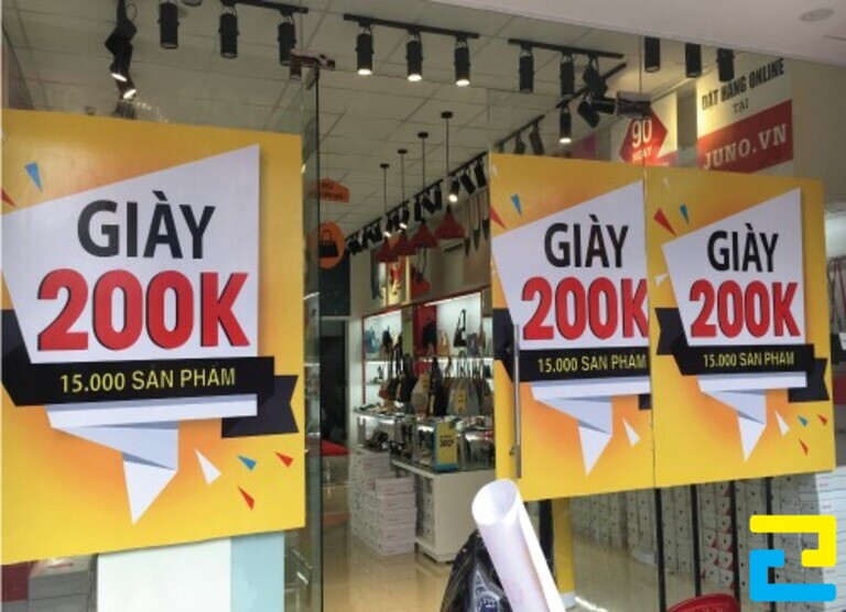 In PP dán kính quảng cáo sự kiện bán giày giá rẻ