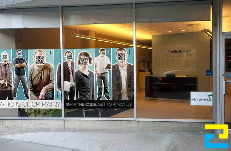 In PP dán kính hình ảnh người gắn mã QR quét thông tin