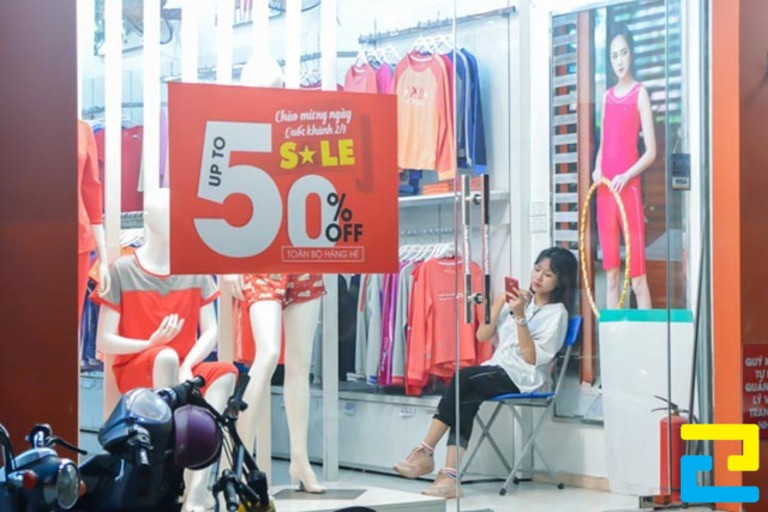 In PP dán kính cửa hàng quần áo sự kiện sale 9)