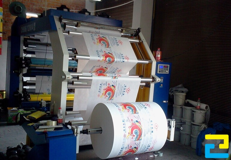 In tem nhãn decal cuộn bằng công nghệ hiện đại tạo ra thành phẩm chất lượng cao