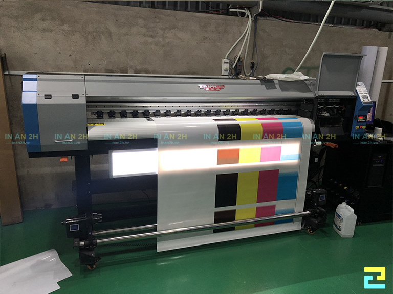Máy in UV cuộn thực hiện in trên các chất liệu quen thuộc như decal, bạt, PP,...