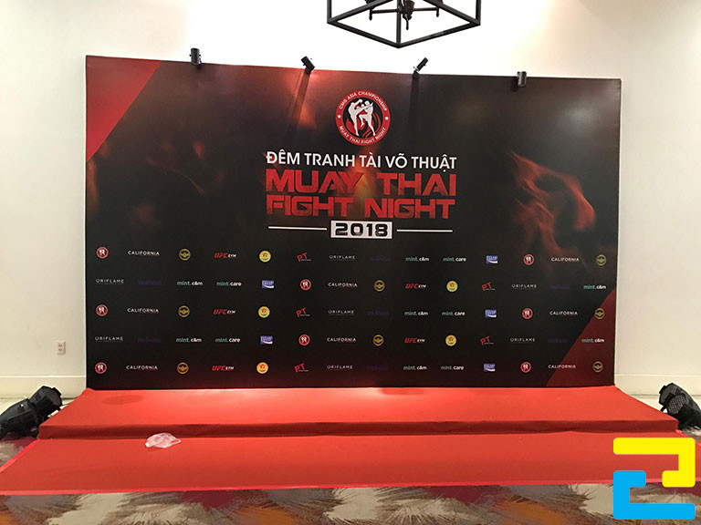Kích thước chuẩn của backdrop sân khấu sự kiện phổ biến hiện nay là 2.5m x 2.2 m.