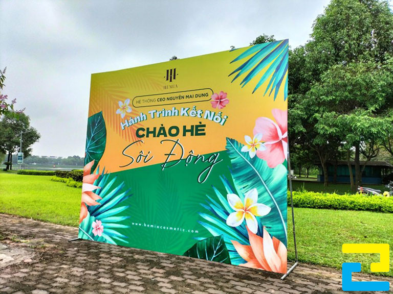 Backdrop nên chứa càng ít chữ càng tốt