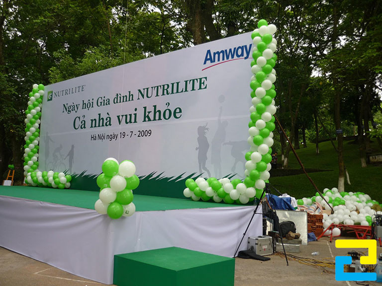 Kích thước backdrop sự kiện ở ngoài trời đều bị ảnh hưởng bởi diện tích của không gian nơi diễn ra sự kiện