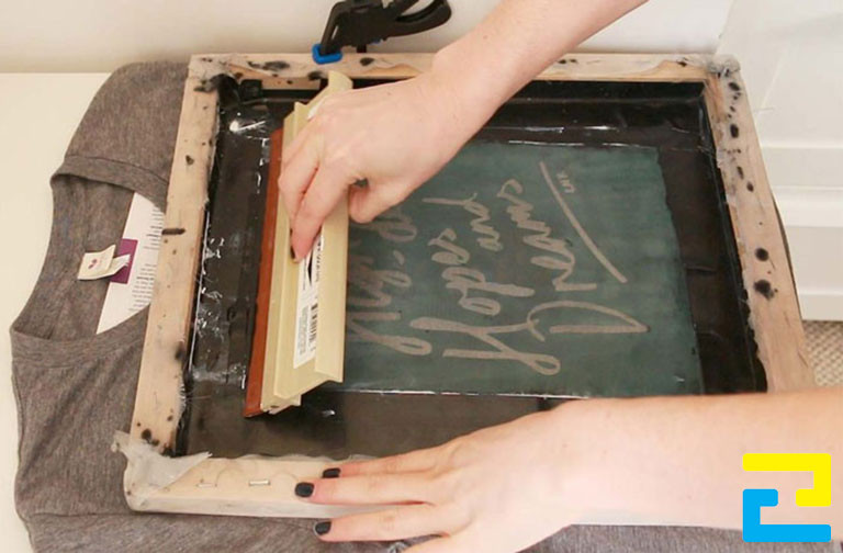 Mực in lụa có khả năng bám dính vô cùng chắc trên bề mặt chất liệu